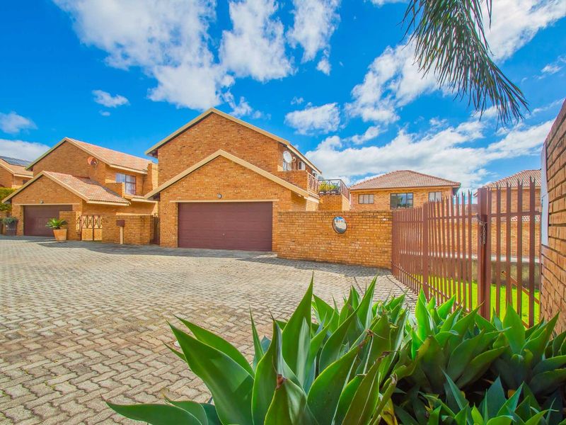 Townhouse For Sale in Willowbrook - Photo 1