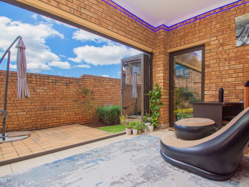 Townhouse For Sale in Willowbrook - Photo 7
