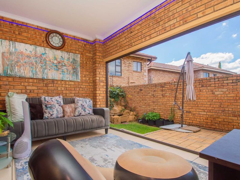 Townhouse For Sale in Willowbrook - Photo 6
