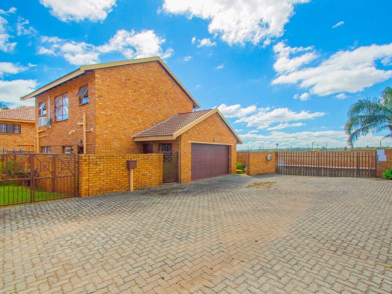 Townhouse For Sale in Willowbrook - Photo 2