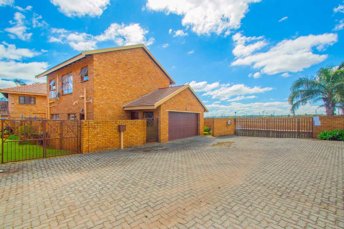 Townhouse For Sale in Willowbrook - Photo 2