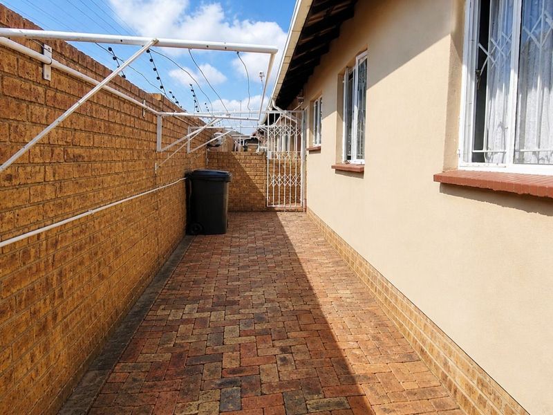 Townhouse For Sale in Ormonde - Photo 4