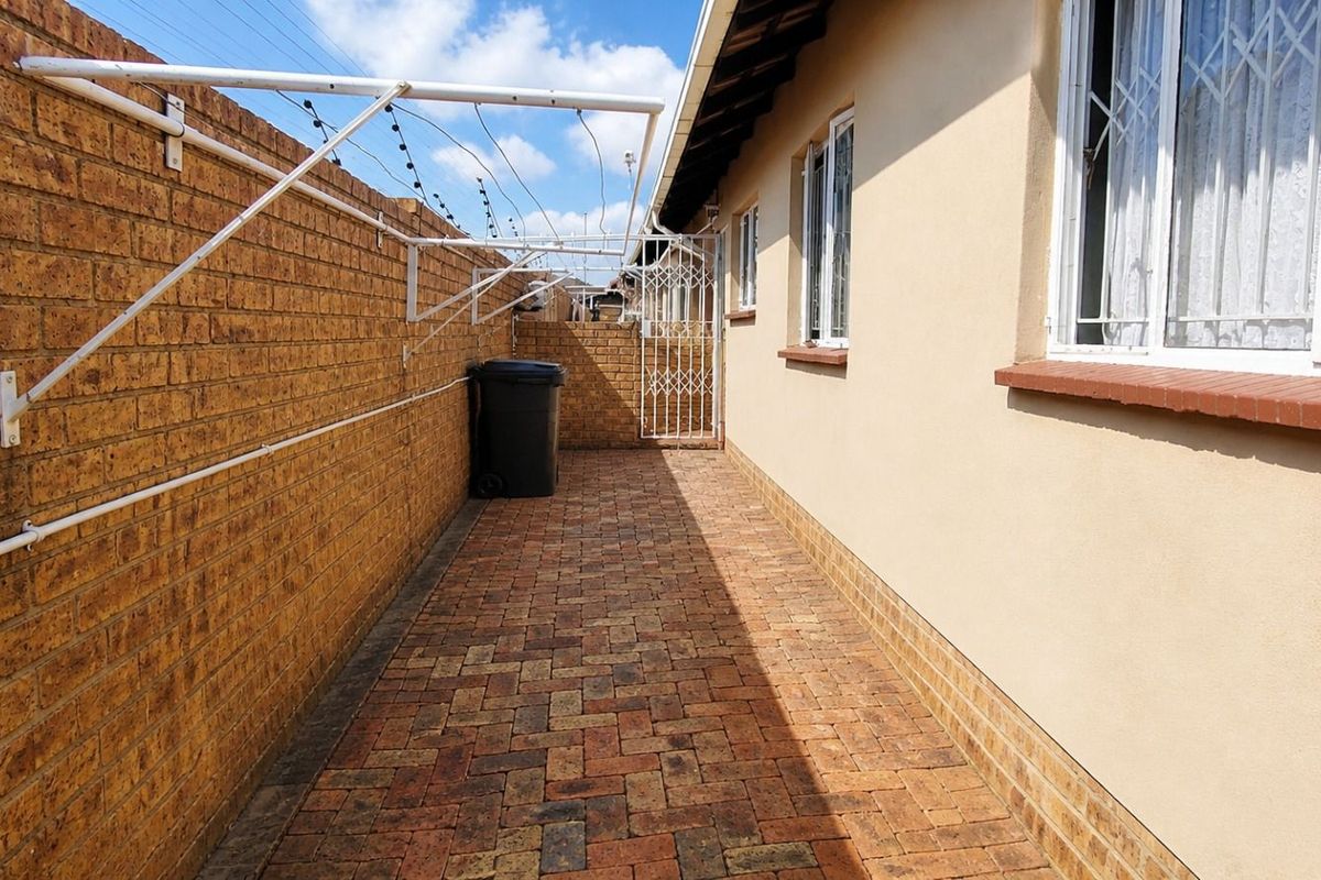 Townhouse For Sale in Ormonde - Photo 4