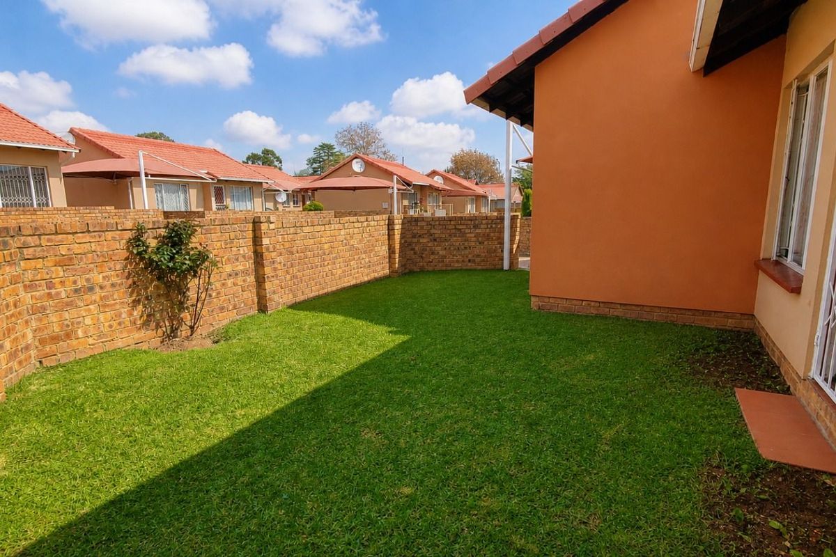 Townhouse For Sale in Ormonde - Photo 3