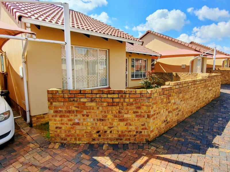 Townhouse For Sale in Ormonde - Photo 2