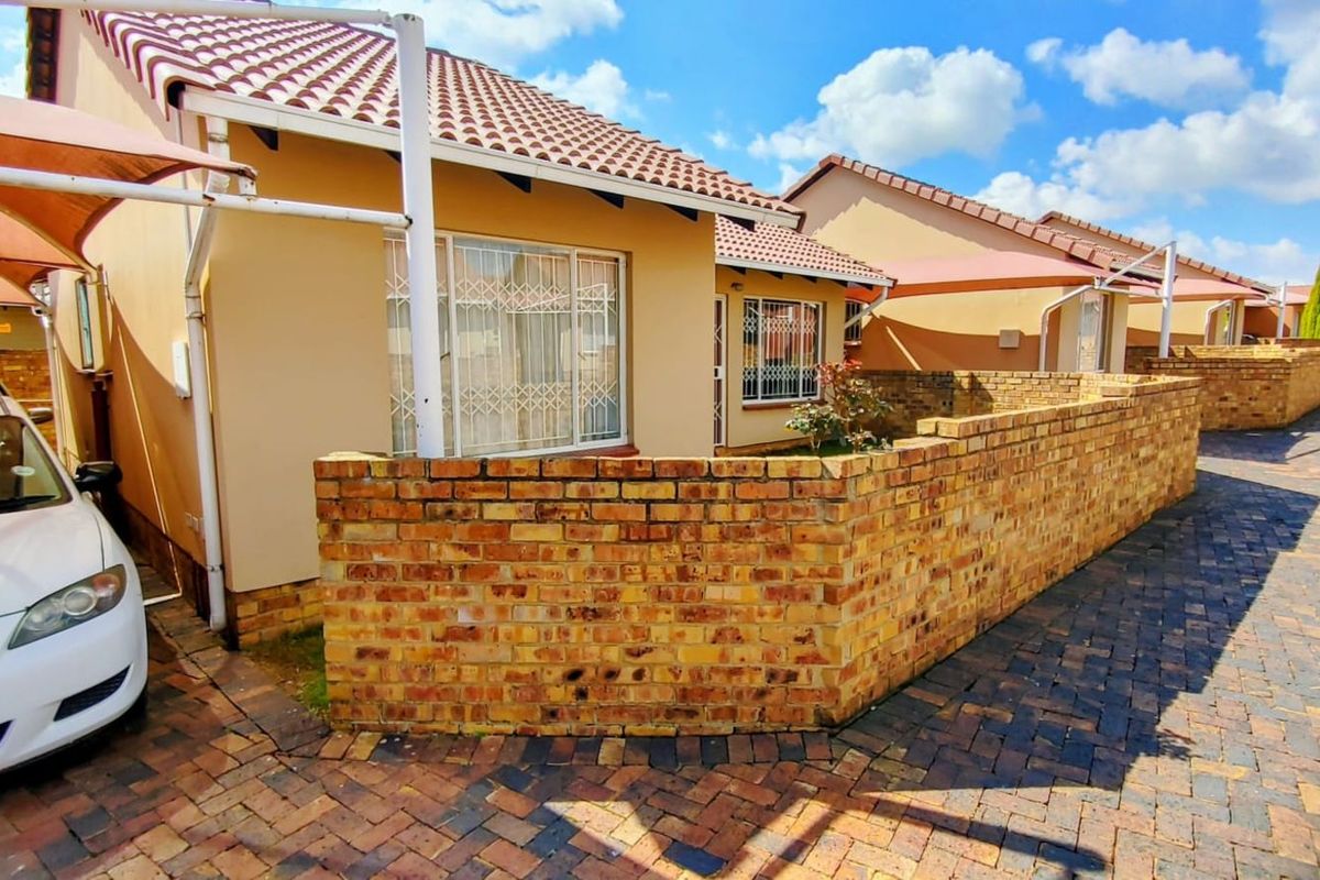 Townhouse For Sale in Ormonde - Photo 2