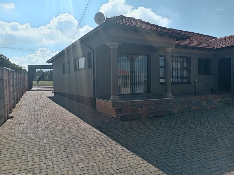 House For Sale in Witpoortjie - Photo 4