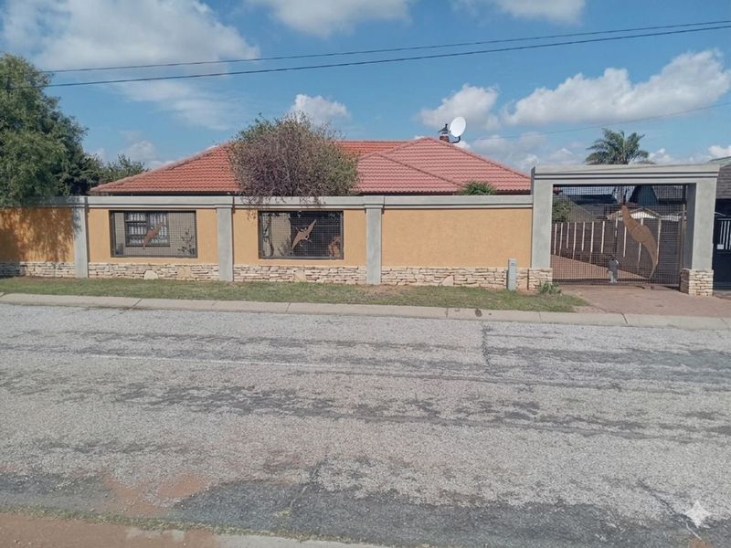 House For Sale in Witpoortjie - Photo 9