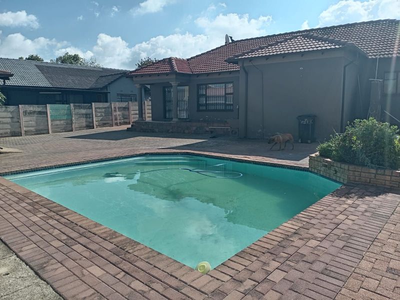 House For Sale in Witpoortjie - Photo 3