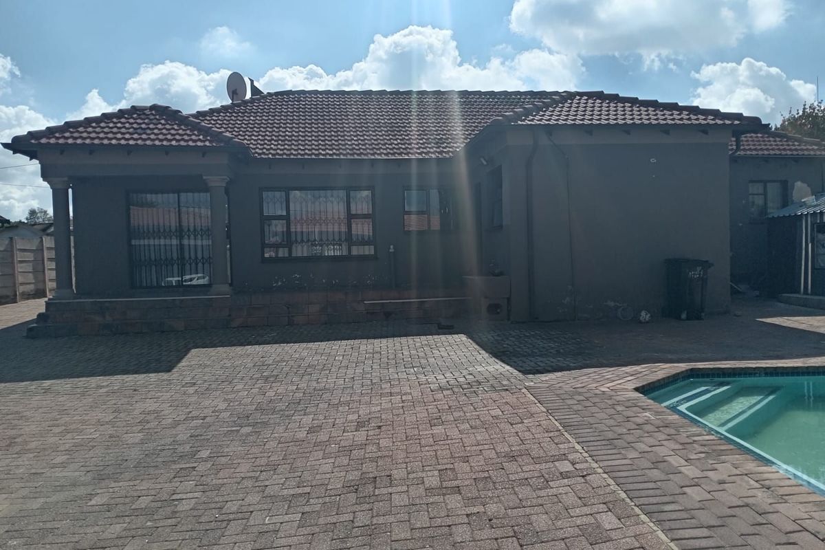 House For Sale in Witpoortjie - Photo 2