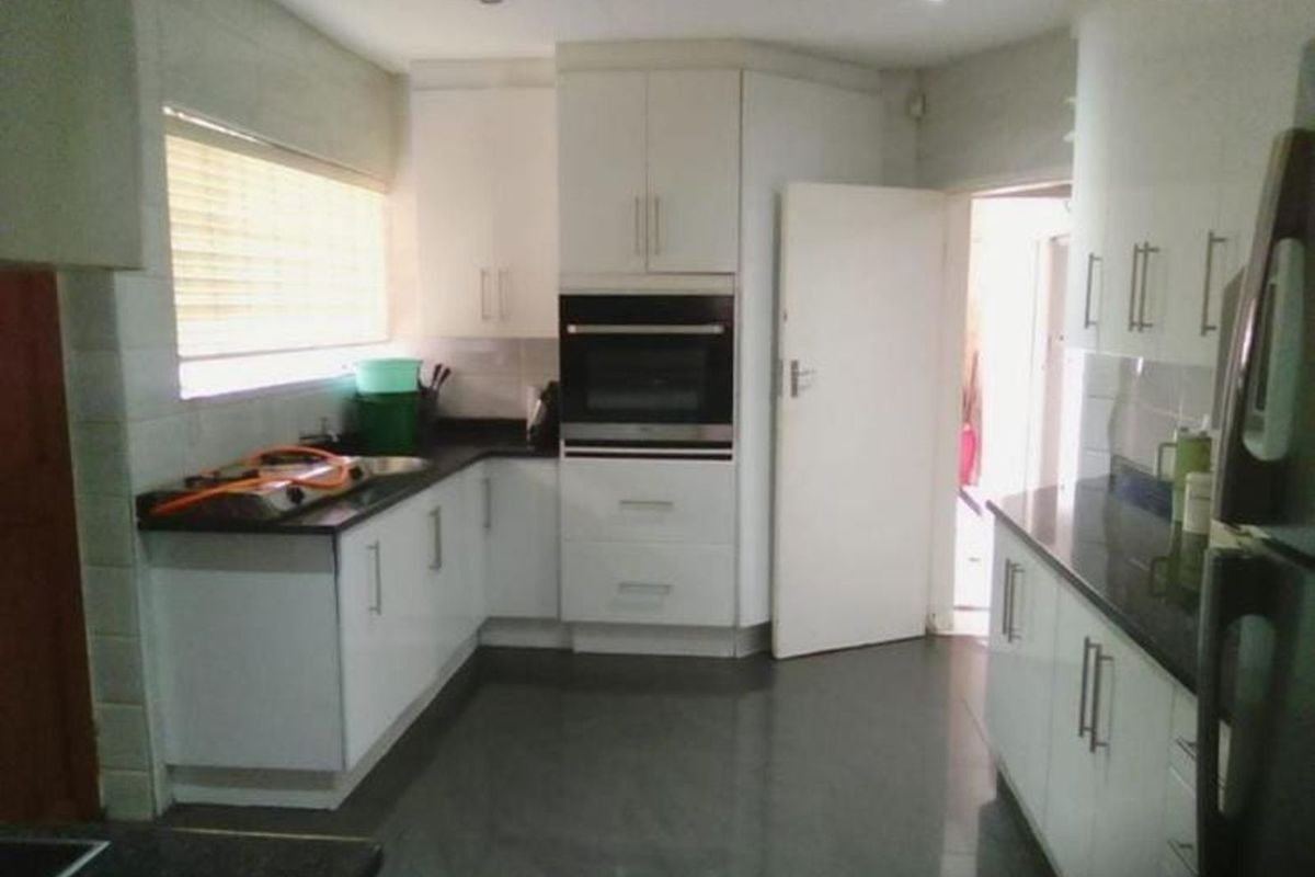 House For Sale in Bezuidenhout Valley - Photo 2