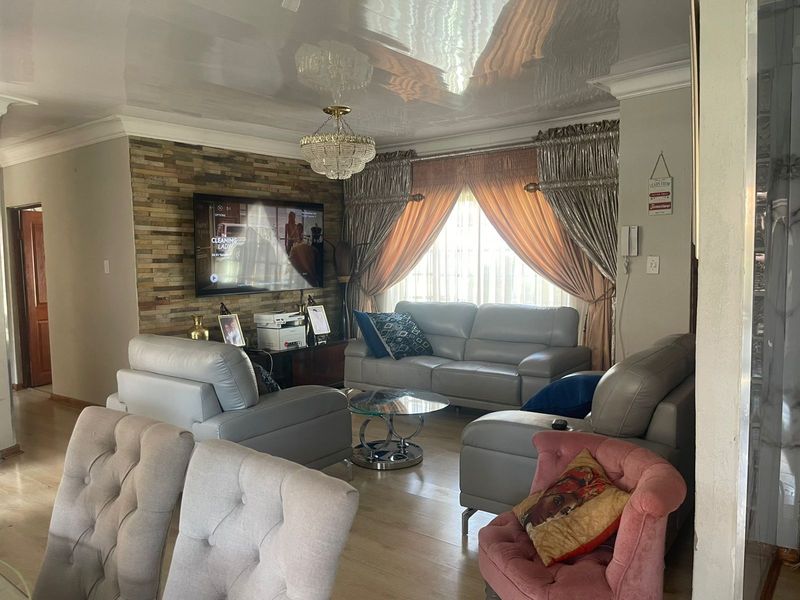 House For Sale in Emdo Park - Photo 3