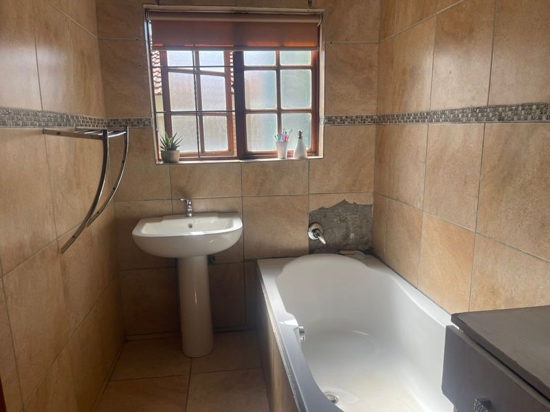 House For Sale in Emdo Park - Photo 10