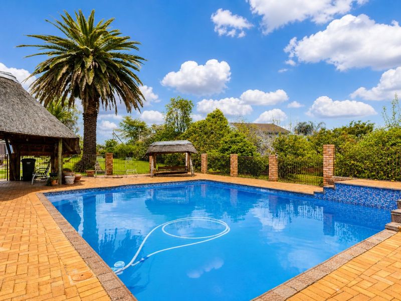 House For Sale in Ruimsig AH - Photo 3