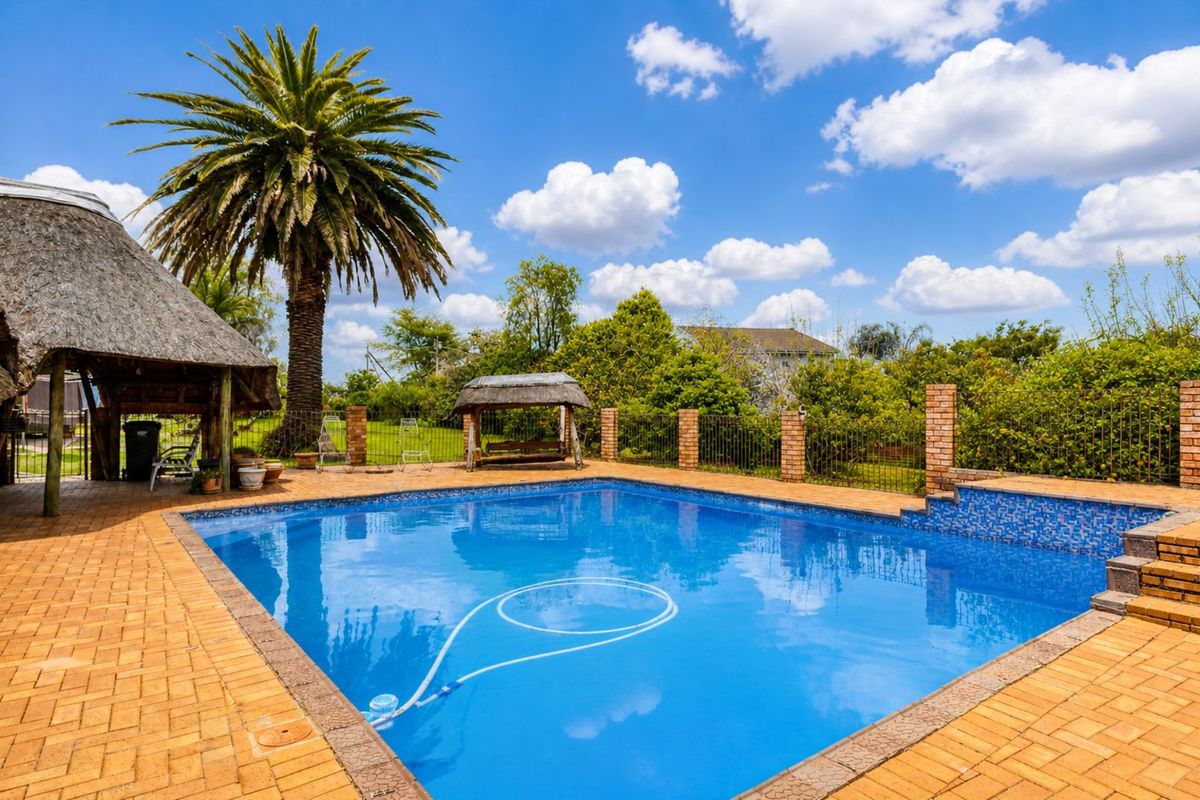 House For Sale in Ruimsig AH - Photo 3