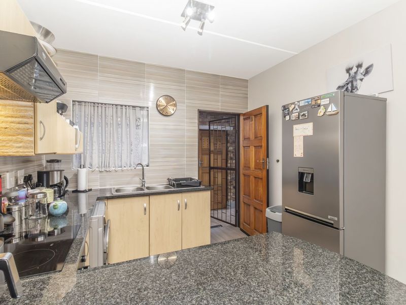 Apartment For Sale in Wilgeheuwel - Photo 4