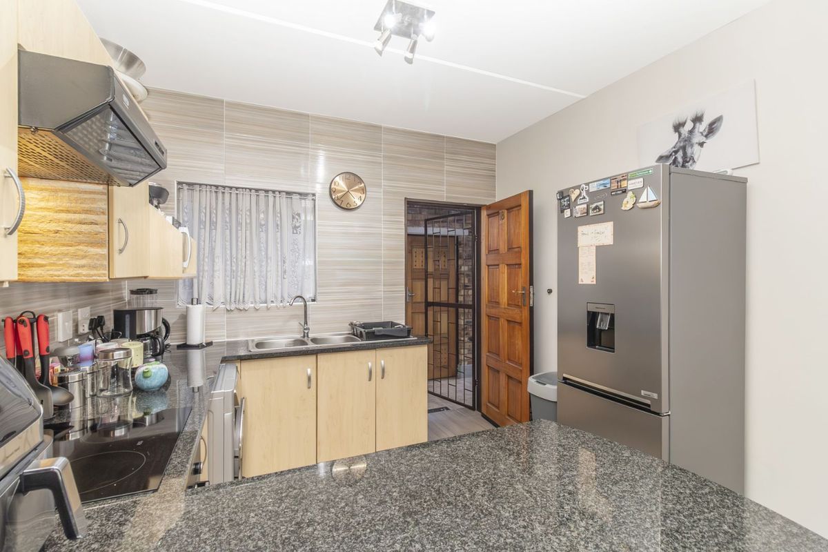 Apartment For Sale in Wilgeheuwel - Photo 4