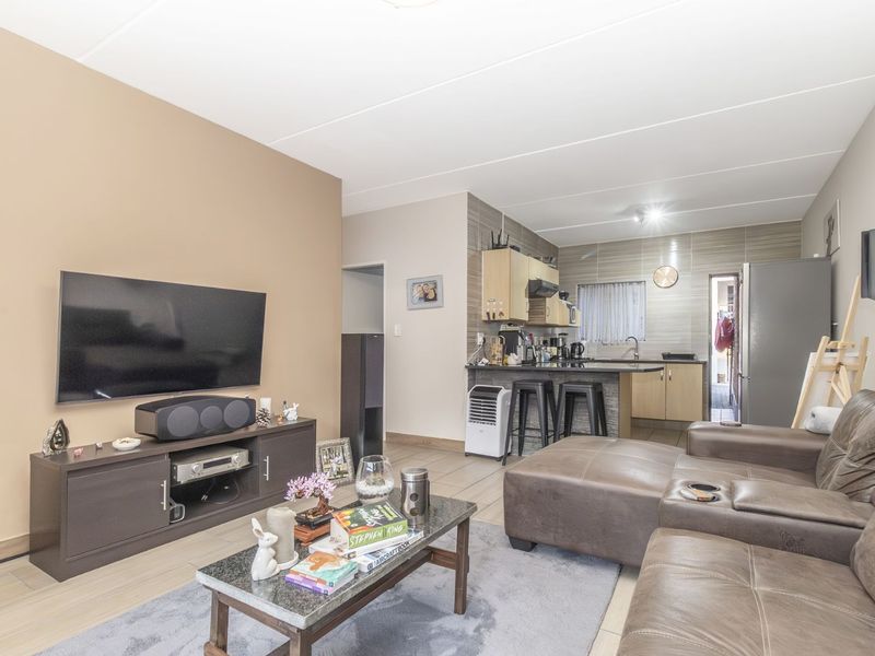 Apartment For Sale in Wilgeheuwel - Photo 6