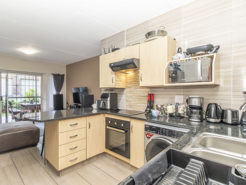 Apartment For Sale in Wilgeheuwel - Photo 3