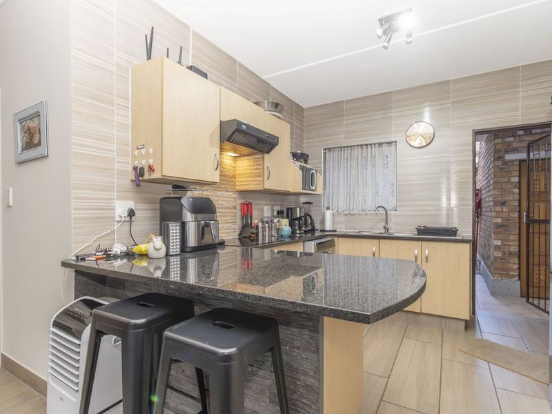 Apartment For Sale in Wilgeheuwel - Photo 5