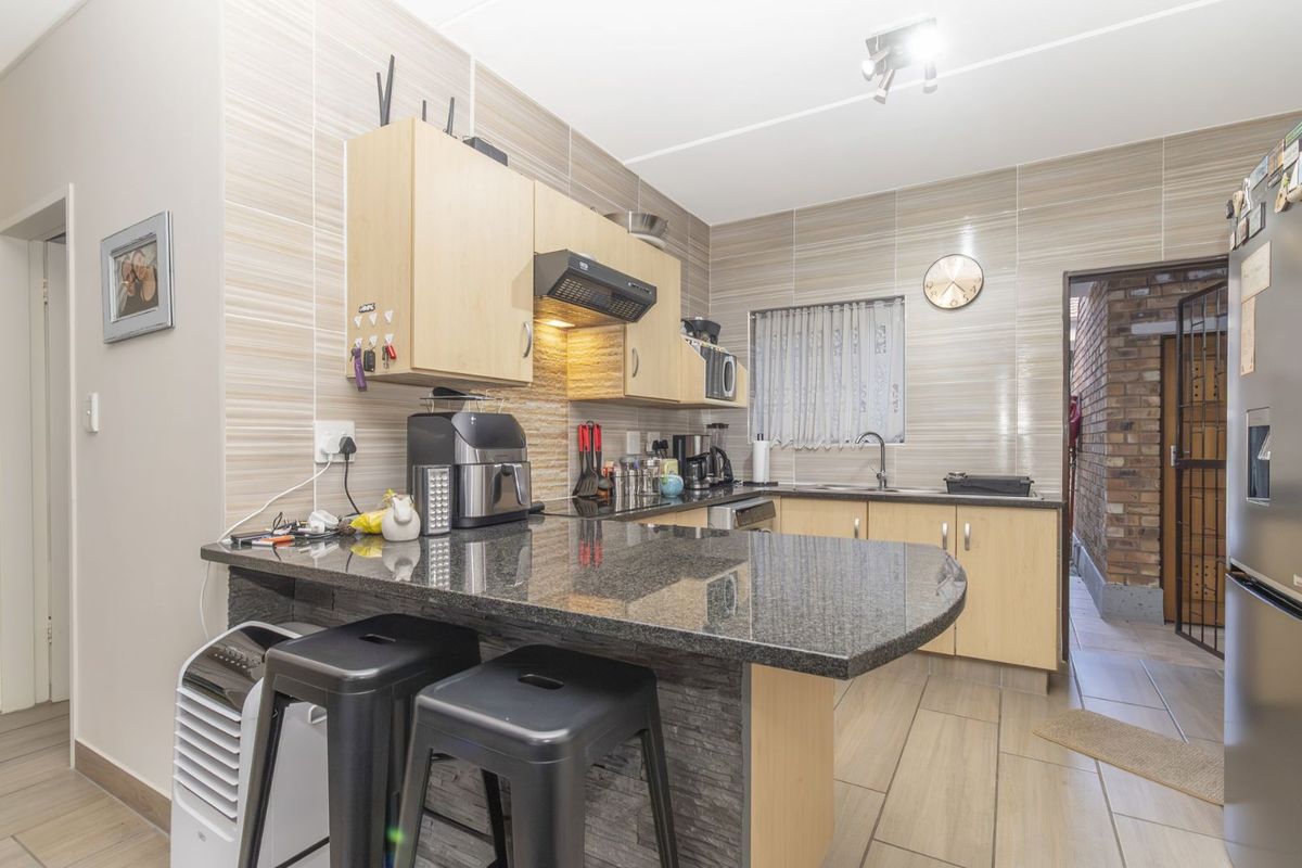 Apartment For Sale in Wilgeheuwel - Photo 5