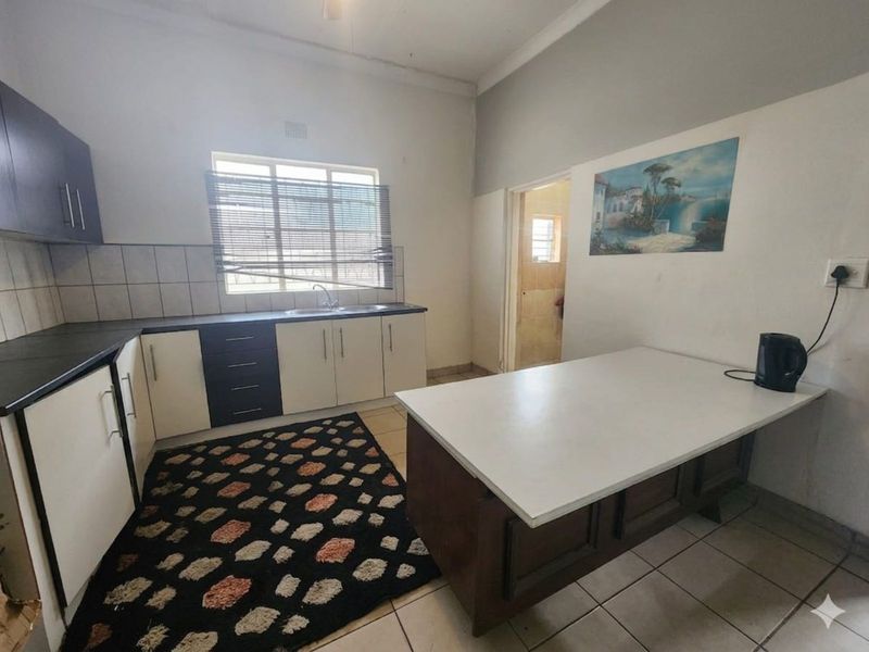 House For Sale in Beaconsfield - Photo 3