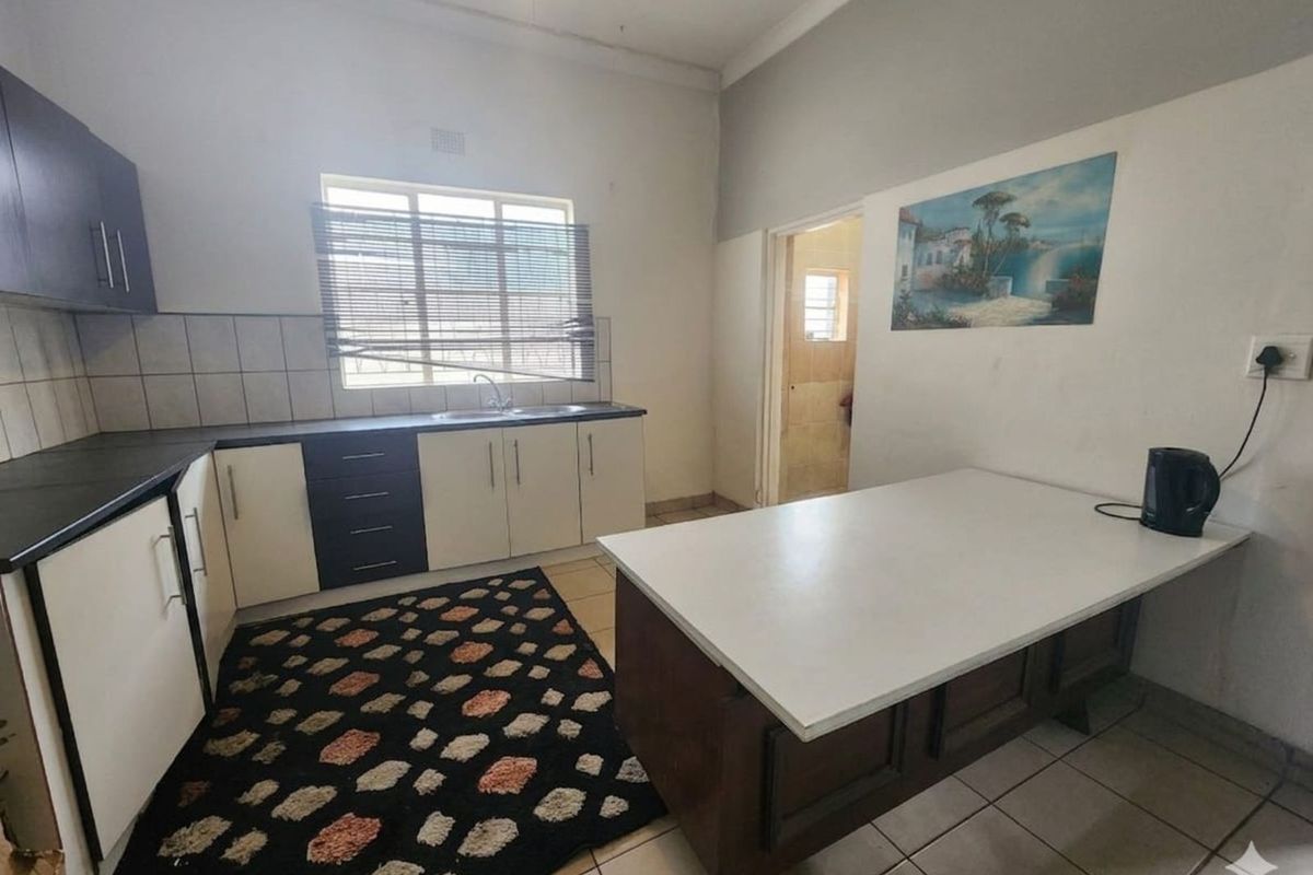 House For Sale in Beaconsfield - Photo 3