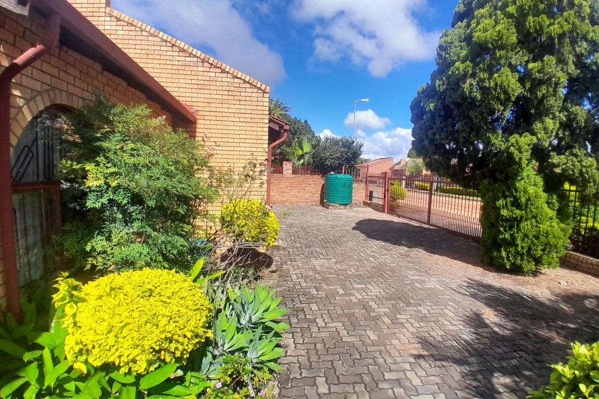 House For Sale in Hammanskraal Central - Photo 4