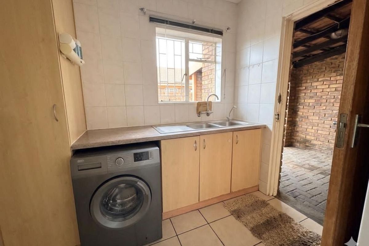 Townhouse For Sale in Riviera - Photo 5