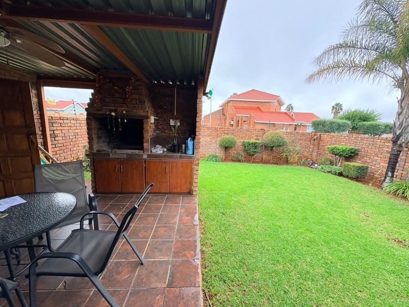 Townhouse For Sale in Riviera - Photo 2
