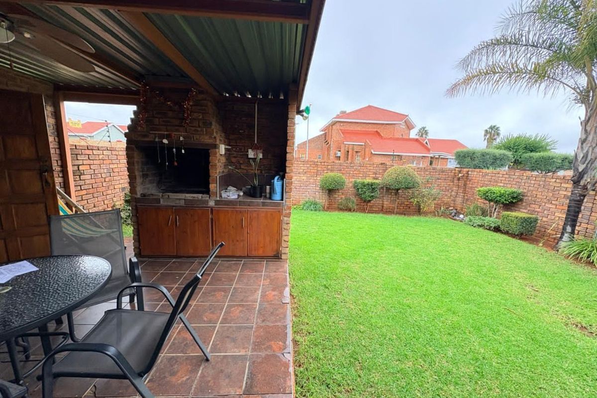 Townhouse For Sale in Riviera - Photo 2