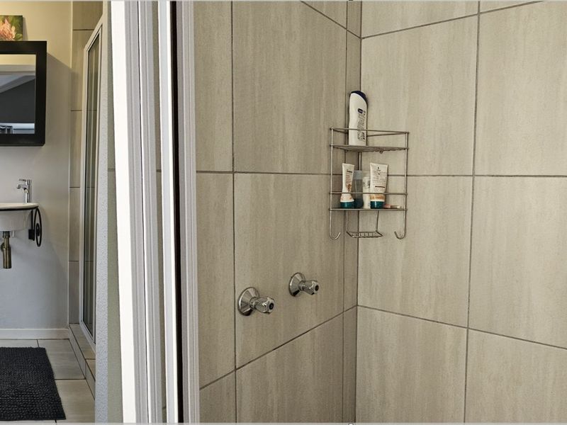 Townhouse For Sale in Weltevreden Park - Photo 10