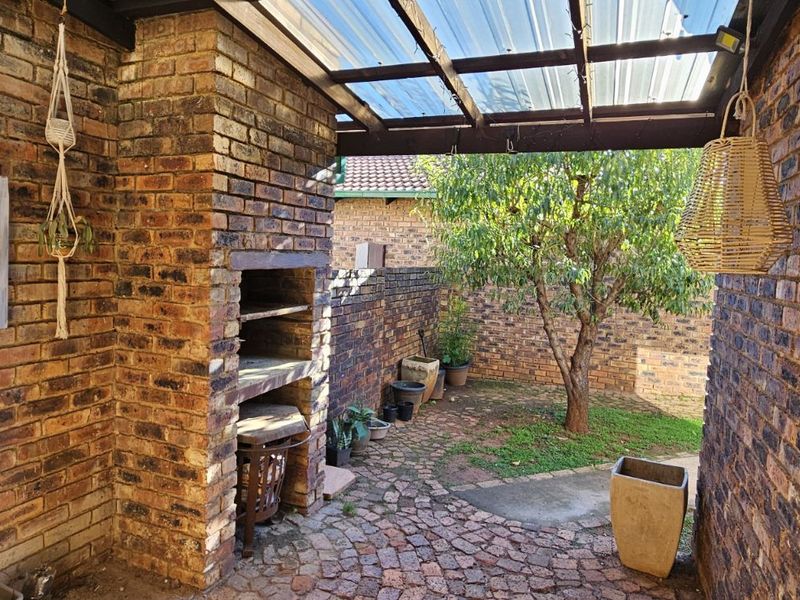 Townhouse For Sale in Weltevreden Park - Photo 3