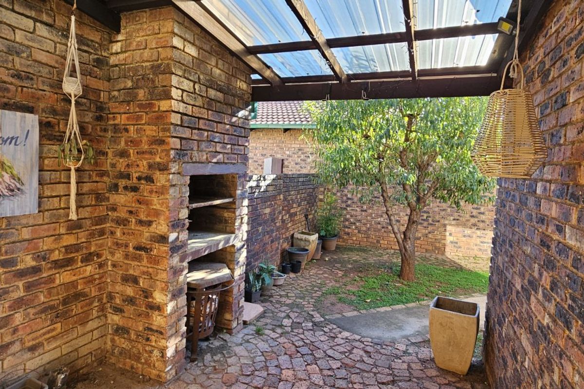 Townhouse For Sale in Weltevreden Park - Photo 3