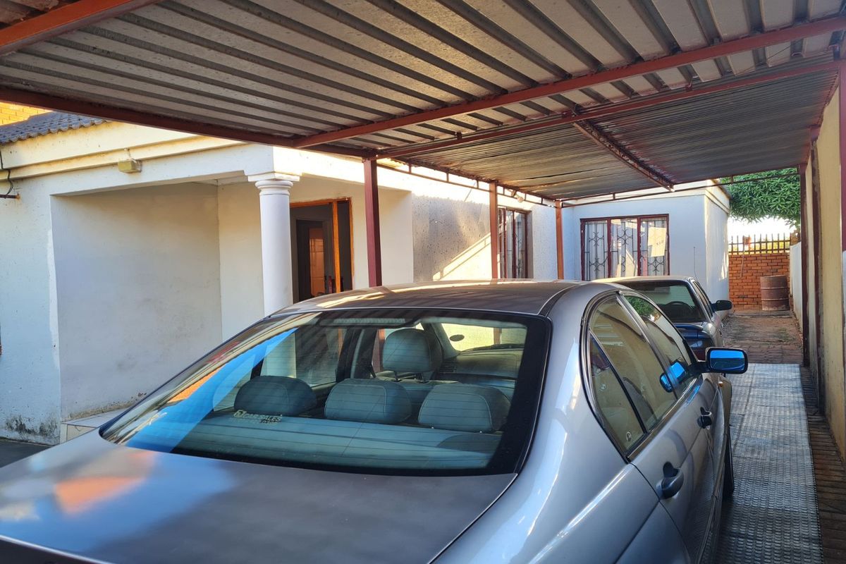 House For Sale in Soshanguve Ext - Photo 2
