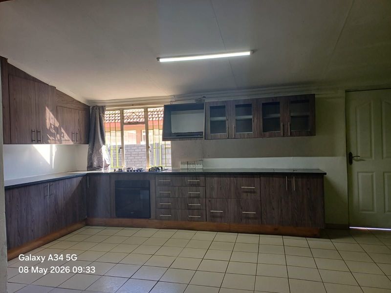 House For Sale in Stilfontein Ext 4 - Photo 7