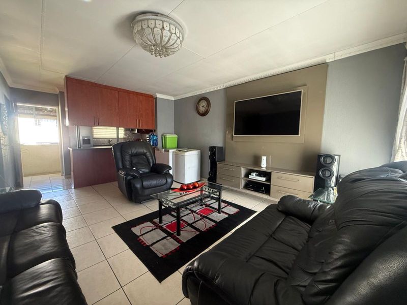 Townhouse For Sale in Lyndhurst - Photo 3
