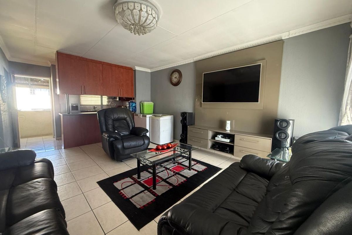Townhouse For Sale in Lyndhurst - Photo 3