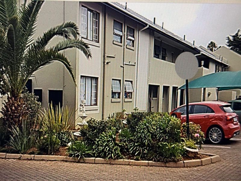 Townhouse For Sale in Lyndhurst - Photo 2