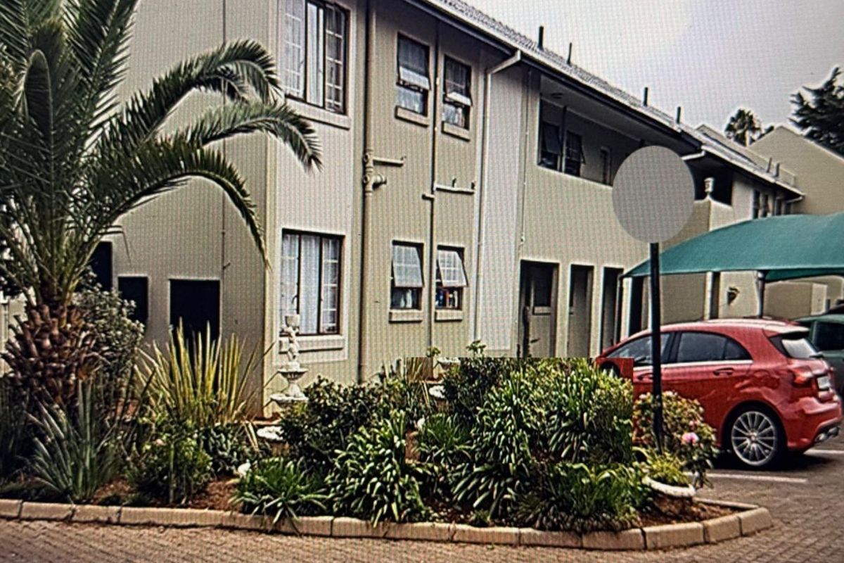 Townhouse For Sale in Lyndhurst - Photo 2