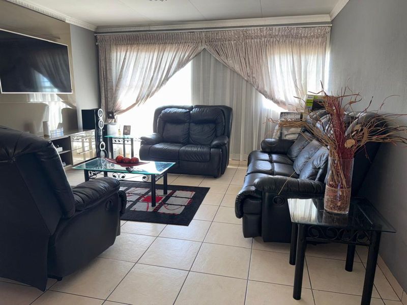 Townhouse For Sale in Lyndhurst - Photo 4