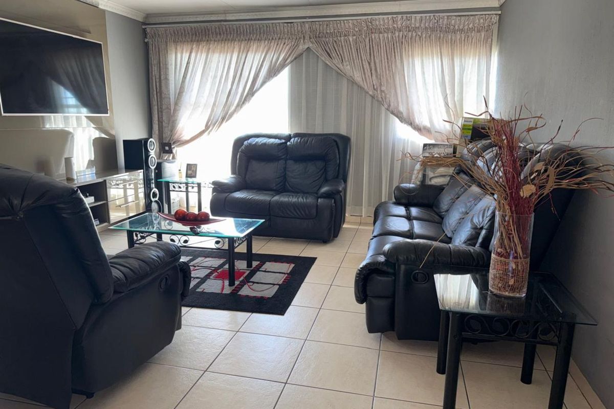 Townhouse For Sale in Lyndhurst - Photo 4