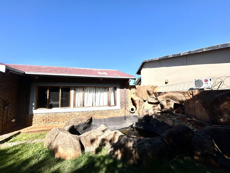 House For Sale in Silverton - Photo 4