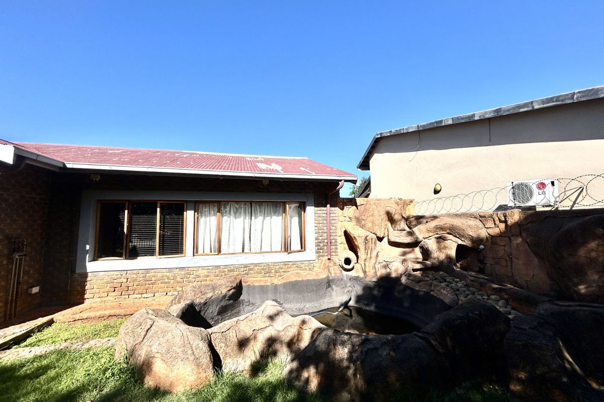 House For Sale in Silverton - Photo 4