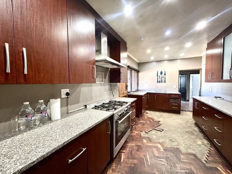 House For Sale in Silverton - Photo 9