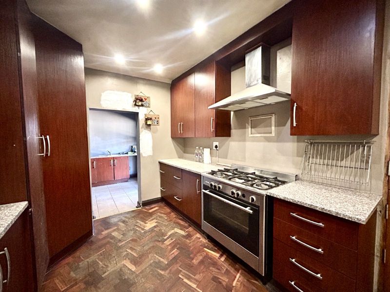 House For Sale in Silverton - Photo 8