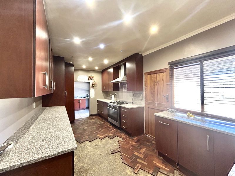 House For Sale in Silverton - Photo 7