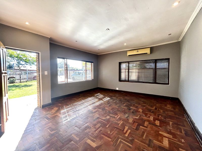 House For Sale in Silverton - Photo 5