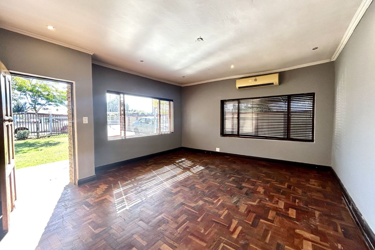 House For Sale in Silverton - Photo 5