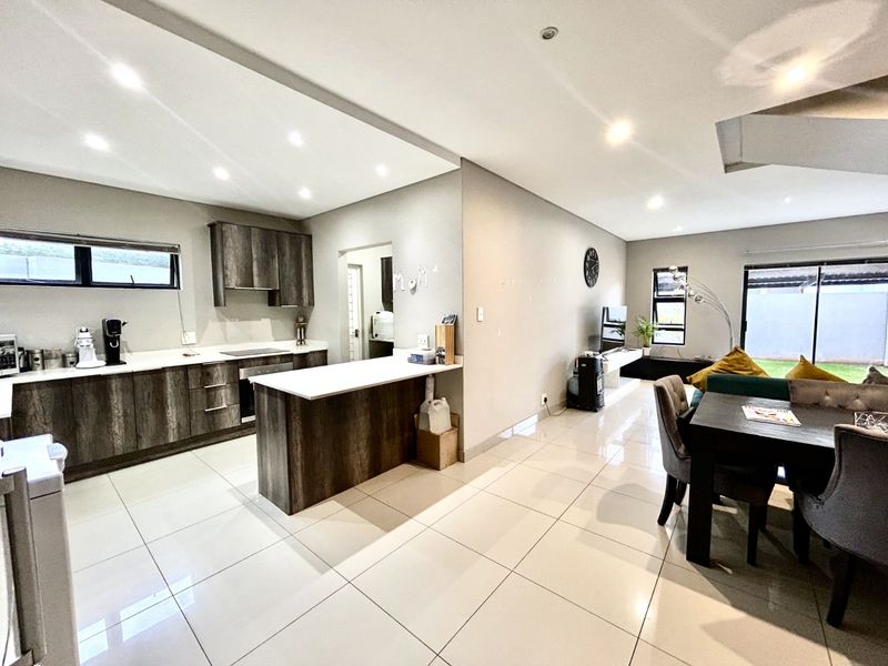 Townhouse For Sale in Equestria - Photo 5